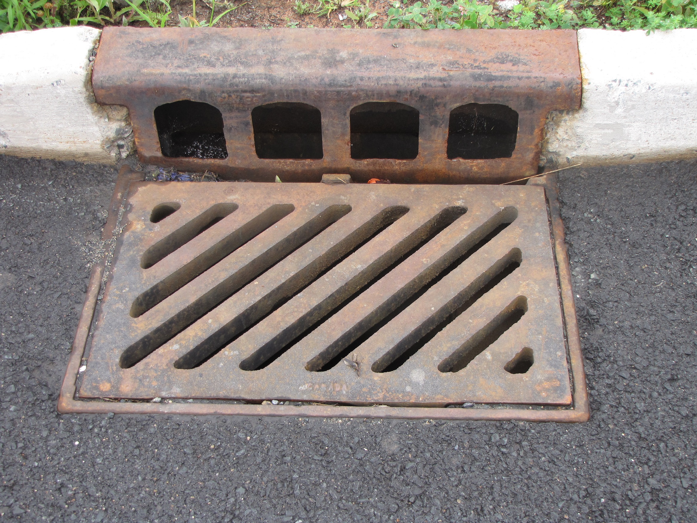 Street curb catchbasin