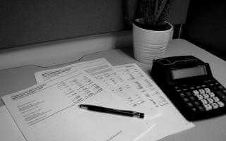 picture of paper bills and a calculator